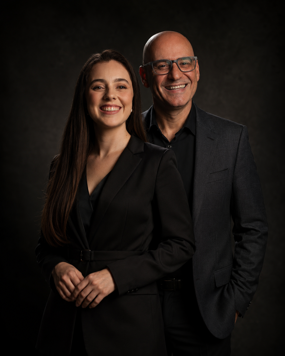 Fernando Tepasse e Caroline Costa juntos sorrindo